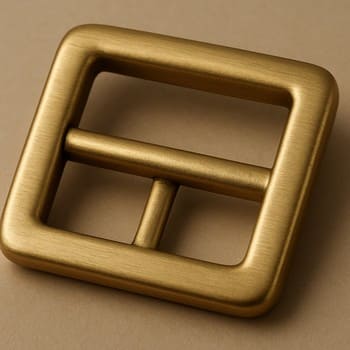 Fırçalı pirinç toka — yakın plan