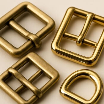 Pirinç toka seçenekleri — fırçalı ve parlak, yakın plan