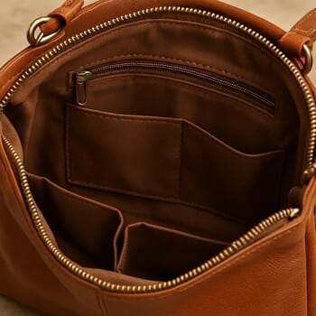 Çanta iç bölmesi ve fermuar hattı