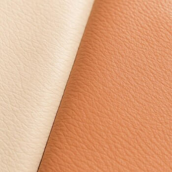 Oatmilk ve Peach tonlarında deri numuneleri — yumuşak ışıkta üstten görünüm