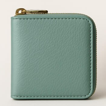 Celadon dokusunda fermuarlı cüzdan, minimal kompozisyon