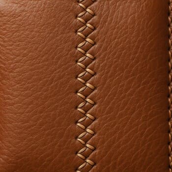 Çanta arka yüzeyinde dikiş hattı